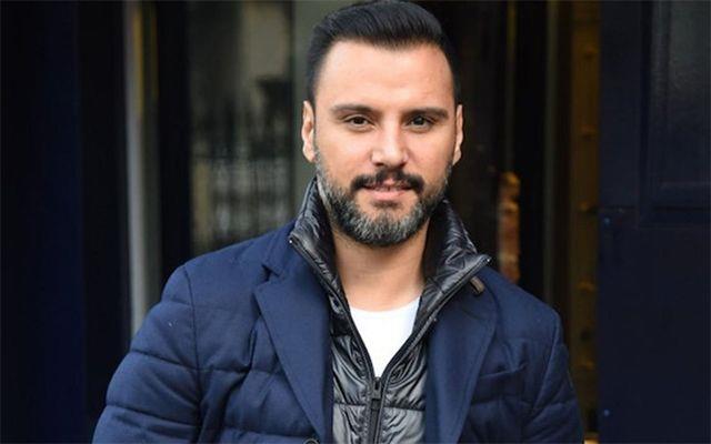 arkc Alian, Twitter hesabnda yapt aklamada Trk Silahl Kuvvetleri'nin yanndan olduunu belirterek, unlar kaydetti:    "Bu ordu 3 n kuru ekmekle beslenip, anakkale'de, Sakarya'da destan yazd. Ekonomi diye bir ey yoktu daha. Bizi dolarnla korkutamazsn. Devletimizin sonuna kadar yanndayz. Allah Mehmetiin yardmcs olsun."