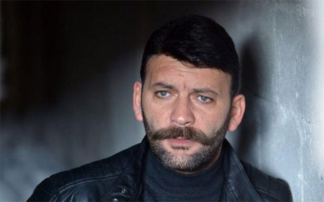 Oyuncu smail Hakk, "Ordumuzun yanndayz. cabnda iindeyiz. Duyan duymayana duyura! Sarlar koy verin gitsinler" ifadelerini kulland.