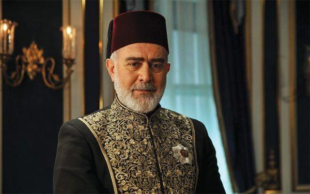 Oyuncu ve yazar Bahadr Yeniehirliolu, Instagram hesabndan Trk bayra grseli paylaarak, "O mbarek Bayrak ite bu Bayrak!" yorumunu yapt.