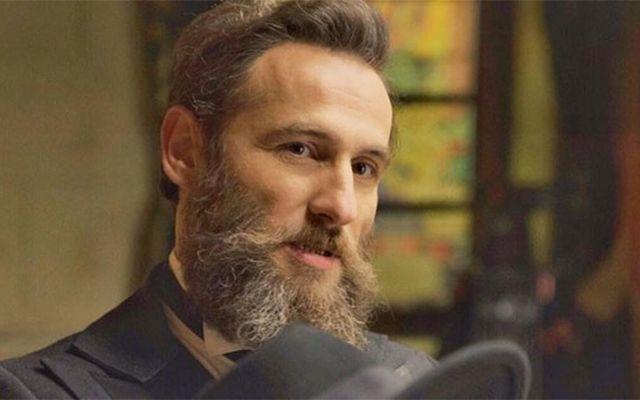 "Sancaa parmak sallandnda yekvcudumuzla hatrlatrz. Biz hrriyet aklaryz, paavralara pabu brakmayz" dizelerine Twitter hesabnda yer veren oyuncu Ali Nur Trkolu da unlar kaydetti:    "Trk Milleti ordusunun yannda her daim. Yeryznn en cesur ve ayn zamanda en merhametli askeri Mehmetiimiz. Ayanza ta demesin, yolunuz bahtnz ak olsun. Ezelden beri tamam asker olan bu milletin ordusunu grdnden ibaret saymak gafletiyle hamle yapanlar her daim malupturlar."