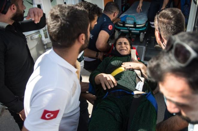 MARDN'DE 2 EHT, 24 YARALI    Suriye'de terr rgtlerince igal edilen blgelerden Mardin'in Nusaybin ilesindeki sivil yerleim yerlerine havan mermileriyle yaplan saldrlarda bir anne ve 2 ocuu ehit dt, 24 kii yaraland    Trkiye'nin gney snrnda oluturulmaya allan terr koridorunu yok etmek, blgeye bar ve huzur getirmek amacyla Trk Silahl Kuvvetlerince (TSK) Suriye Milli Ordusu ile Suriye'nin kuzeyinde YPG/PKK ve DEA terr rgtlerine kar balatlan Bar Pnar Harekat devam ediyor.    Suriye'de terr rgt YPG/PKK igali altndaki blgelerden Nusaybin'e havanl saldr dzenlendi. Havan mermileri ile merkezinde bir binaya isabet etti.    Mardin Valilii, Nusaybin ilesinde Suriye snrndan atlan havan toplar sonucunda 3 sivilin ehit dtn, 24 kiinin yaralandn bildirdi.  ehit den sivillerin anne Fatma Yldz (48) ile kzlar Emine (12) ve Leyla Yldz (15) olduu renildi.  Yarallar, 112 Acil Salk ekiplerince Nusaybin Devlet Hastanesine kaldrld.