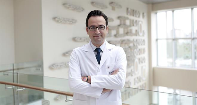 Kulak Burun ve Boaz Hastalklar Uzman Op. Dr. Murat Bnar, d kulak yolu enfeksiyonlarnda kulakta ar, aknt, kant, tkanklk ve kulaa dokunmakla ciddi hassasiyet gibi ikayetler olabileceini syledi.    D kulak yolunda koruyucu bir tabaka ve flora denilen zel bir ortam vardr. Normalde kulaklarnda herhangi bir rahatszl olmayan, kulak zarnda delik bulunmayan bir kiide, kulak blgesine ve kanalna su girmesi herhangi bir problem oluturmaz. Havuz ve denizde yzme sonrasnda d kulak yolundaki koruyucu bariyerin zelliklerinde deiiklikler meydana geldiini ve d kulak yolu enfeksiyonlara yatkn hale gelebileceini belirten Medicana International stanbul Hastanesi Kulak Burun ve Boaz Hastalklar Uzman Op. Dr. Murat Bnar, d ve orta kulak yolu enfeksiyonlar hakknda aklama yapt.