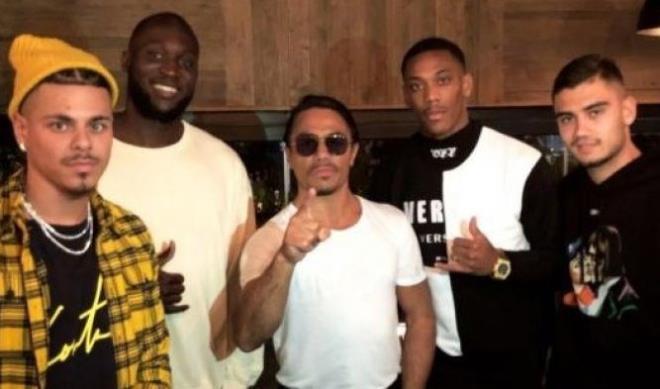 ngiltere Premier Lig devi Manchester United'n yldzlar, nl Trk et ustas Nusret'in Dubai'de ki restorantnda yemek yedi.    Keyifli dakikalar geirildii gzlenilen yemek srasnda Nusret, mehur Saltbae hareketiyle, izleyenlerle adeta grsel len sundu.    Romelu Lukaku, Nusret'in ovunu sosyal medya hesabndan paylarken, Martial ve Andreas Pereira'da onlara elik etti.