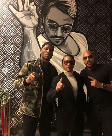 Bir dnem Galatasaray formas giyen Fildii Sahilli Didier Drogba, Nusret Gke ile bulutu. Drogba, Instagram hesabndan paylat fotorafn altna stanbul'dan Dubai'ye deien hibir ey yok (From Istanbul to Dubai, nothing changes) notuyla paylat.