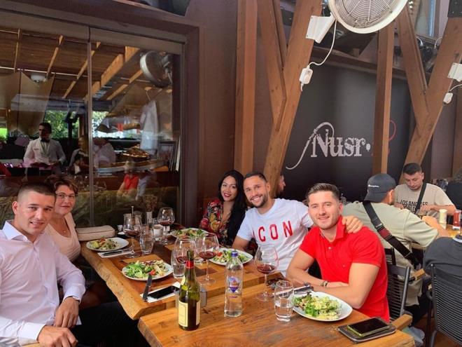 Galatasaray'n Rumen golcs Florin Andone,   Nusr-Et Steakhouse Etiler'den paylamda bulundu.