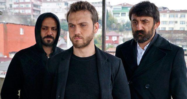 Ay Yapm'n yapmcln stlendii, ynetmenliini Sinan ztrk'n yapt dizinin barollerinde; Aras Bulut ynemli, Damla Snmez, Hazal Suba, Perihan Sava, Erkan Kolak Kstendil, ner Erkan, Rza Kocaolu, Necip Memili, Kubilay Aka, Cihangir Ceyhan, Burak Dakak, Nur Srer ve Meral etinkaya gibi isimlerin yer ald dizi, ukur'da fla bir deiiklik yaand.