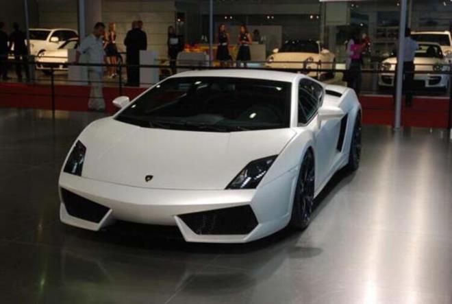 Lks ara tutkunu Arda Turan'n garajnda 600 bin euro deerinde Bentley Bentayga, 1,2 milyon TL deerinde Mercedes AMG GTS, 725 bin TL deerinde Mercedes S500 ve 450 bin TL deerinde BMW 5.30 ve 400 bin euro (2 milyon TL) deerinde Lamborghini Gallardo bulunuyor.