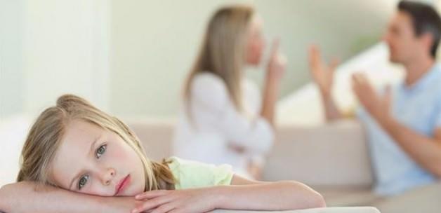 ?OCUKLAR 2 NEDENDEN DOLAYI YALAN SYLER. BRNCS; KORKU VE BASKIDIR. KNCS DE TAKLT VE MODEL ALMADIR? DYEN UZMAN KLNK PSKOLOG MJDE YAH, AIKLAMASINI YLE SRDRD:  <br>  ?rnein; anahtarn kaybeden anne, 5 yandaki kzn sulayarak ?sen aldn biliyorum, itiraf edersen sana oyuncak alacam?diyerek bask yapmas ve bunun neticesinde ocuun da anahtar almad halde ?evet ben aldm ama sakladm yeri bulamyorum? demesi basknn neden olduu yalandr.  Ya da bir babann 10 yandaki ocuuna ?syle abuk bu vazoyu sen mi krdn? eklinde hiddetle sorduu soru, ocuun vazoyu krmasna ramen cezalandrlacam korkusuyla ?hayr ben krmadm? dedii korkunun neden olduu yalandr.    Anne 6 yandaki ocuuyla alverie gittikleri halde alverie gitmedikleri konusunda ocuunu sk sk tembihleyerek ?alveri yaptmz sakn babana syleme? demesi ocuun anneyi model almasna ve benzer ekilde yalan sylemesine neden olabilir.  Ya da baba ara kullanrken telefondaki arkadana evde dinleniyorum biraz hastaym demesi 4 yandaki ocuun babay taklit etmesine ve ocuun benzer ekilde yalan sylemesine neden olabilir.