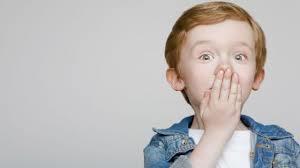 Uzman Klinik Psikolog Mjde Yahi, yalan sylemeyi ortaya karan etkenleri anlatarak, ?ocuklar 2 nedenden dolay yalan syler. Birincisi; korku ve baskdr. kincisi de taklit ve model almadr? dedi.    Yaamn ilk 5 ylnda ocuklar gerek ile gerek dn ayramadn ve hayali hikyeler uydurduunu anlatan Uzman Klinik Psikolog Mjde Yahi, ?rnein; her sabah antasn takp okula giden abisini gren 3 yandaki bir ocuk, teyzesine ben de okula gidiyorum diyebilir hatta bunu en ufak ayrntlaryla ssleyerek okulda retmeninin kendisine verdii devlerden de bahsedebilir. Bunlar 6 ya ncesi grlen, hayali ierii olan ve gerek anlamda yalan zellii tamayan szde yalanlardr? dedi.