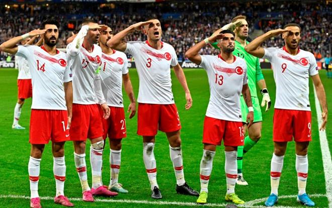 Milli futbolcular Kaan Ayhan'�n att��� gol sonras� asker selam� verdi.