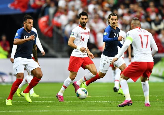 Bu sonu�la puan�n� 19'a y�kselten T�rkiye H Grubu'nda liderli�ini s�rd�rd�. Ayn� puandaki Fransa ikinci s�rada yer ald�.