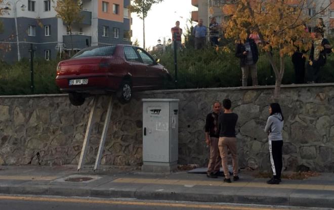 ANKARA Etimesgut'ta �ocuklar�n oynad��� iddia edilen otomobil, freninin bo�almas� sonucu duvarda as�l� kald�.
