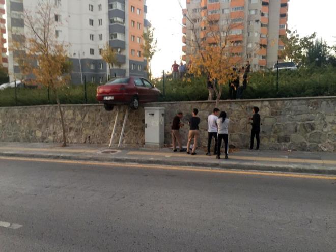 ANKARA'n�n Etimesgut il�esi Eryaman Mahallesi Amasya Beyannamesi Caddesi'nde bulunan Ay�� Sitesi'nde 06 BPG 050 plakal� otomobil, iddiaya g�re �ocuklar�n oynamas� sonucu freni bo�alarak geri geri gitti.