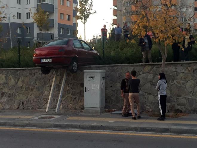 Otomobilin as�l� kald���n� g�ren vatanda�lar, alt�na kalas dayayarak d��mesini engelledi.