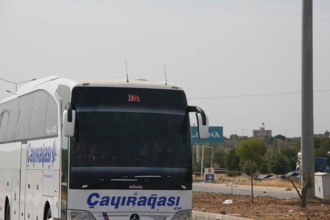 Suriye?nin Azez ile �obanbey il�esinden yola ��kan Suriye Milli Ordusu askerleri, Kilis ve Elbeyli il�esi �zerinden otob�sler ve TIR'lar �zerindeki askeri ara�lar ve m�himmatlar� ile Bar�� P�nar� Harekat�'na kat�lmak �zere �anl�urfa'ya hareket etti.