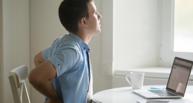 r. Gr. Reat Cokun, Trkiye?de yetikinlerin yaklak yzde 80?inin yaamlarnn belli bir dneminde bel ars yaadn, bel arlarnn temel sebeplerinden biri olan bel ftnn, farkl tedavi yntemleri ve egzersizlerle tedavi edilebildii gibi, erken nlem alnarak da engellenebildiini syledi.    30 ile 50 ya arasnda sklkla grlen ve yaam kalitesini olumsuz etkileyen bel ft, beldeki omur kemikleri arasnda bulunan disklerin ftklaarak sinirlere bask yapmas sonucu oluuyor. Bel ftnda yzde 75 orannda genetik faktrler etkili olurken yzde 25 ise duru bozukluu, ar kilo, ar yk kaldrma, sigara kullanm, stres, yanl egzersiz ve az su tketiminden kaynaklanyor. stanbul Arel niversitesi Fizyoterapi ve Rehabilitasyon Blm retim Grevlisi Reat Cokun, bel ftyla mcadele konusunda nerilerde bulundu.