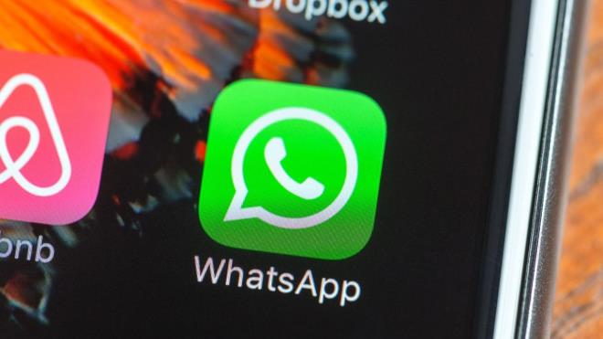Yeni WhatsApp g�ncellemesi iPhone kullan�c�lar�na geldi!  <br>  WhatsApp bir�ok �zelli�i kullan�c�lar�na sunmadan b�lgesel olarak testler ger�ekle�tiriyor. Bug�n ise yeni �zelliklerini t�m iPhone kullan�c�lar�na gelen g�ncelleme ile sundu. �nemli �zellikler art�k iPhone kullan�c�lar� i�in kullan�mda.    En �nemli de�i�iklik sesli mesajlar�n, direkt olarak bildirim �ubu�u �zerinden oynat�labilmesi oldu. Kullan�c�lar art�k bildirim �ubu�undan, mesajlara girmeden sesli mesajlar� dinleyebilecek. Ayr�ca, kameradaki yaz� tipi stillerini de T simgesine dokunarak de�i�tirilebilecek.