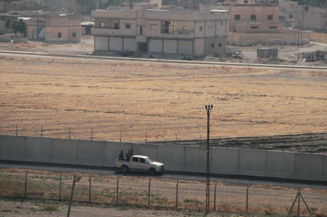 Almanya: �lk a��klama Almaya'dan gelmi� Almanya D��i�leri Bakan� Heiko Maas, "T�rk ordusunun Suriye?nin kuzeydo�usuna yapt��� operasyon nedeniyle, Federal H�k�met, T�rkiye?nin Suriye?de kullanabilece�i b�t�n askeri te�hizat�n sat���na izin vermeyecek? diye konu�mu�tu. Ard�ndan Maas yapt��� ba�ka bir konu�mada T�rkiye'ye silah ihracat�n�n durdurulmas�ndan ba�ka da yapt�r�mlar yap�labilece�i mesaj�n� vermi�ti.