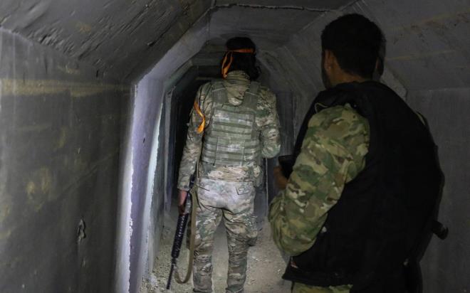 Hollanda D��i�leri Bakanl���, T�rkiye?den Suriye'nin Kuzeyi'ne y�nelik operasyonlar� durdurmas�n� talep etmi� T�rkiye?ye askeri �r�nlerin ihracat�n� ask�ya alma karar� ald�klar�n� a��klam��t�. Hollanda Ba�bakan Yard�mc�s� Hugo de Jong ise silah ihracat�n�n yasaklanmas�n�n ard�ndan da T�rkiye'ye �e�itli yapt�r�mlarda bulunabilece�i a��klamas�nda bulunmu�tu.