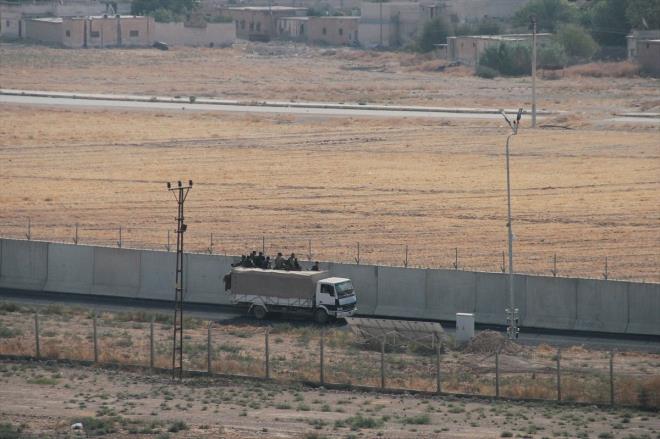 Fransa: Bar�� P�nar� Harekat�'n�n yank�lar� uluslararas� g�ndemdeki yerini korurken, Fransa'dan T�rkiye'ye silah sat���na ili�kin bir a��klama gelmi� Fransa Savunma Bakanl��� ve D��i�leri Bakanl���, yapt�klar� ortak a��klamada T�rkiye'nin Suriye'nin kuzeyinde y�r�tt��� Bar�� P�nar� Harekat� nedeniyle T�rkiye'ye t�m silah ihracat�n� ask�ya ald�klar�n� duyurmu�tu.