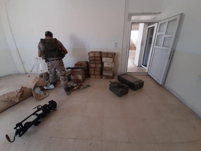 T�rkiye'nin g�ney s�n�r�nda olu�turulmaya �al���lan ter�r koridorunu yok etmek, b�lgeye bar�� ve huzur getirmek amac�yla ba�lat�lan Bar�� P�nar� Harekat�'n�n 5. g�n�nde kurtar�lan Tel Abyad il�esinde arama tarama faaliyetleri s�r�yor.