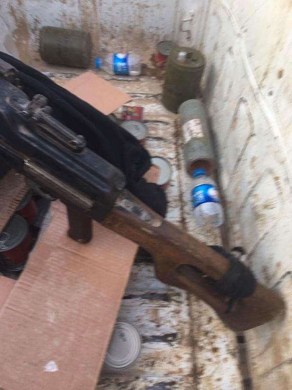 Ter�r �rg�t�n�n b�lgedeki s�zde alay sorumlular�n�n, kendi adamlar�n� ve silahlar�n� b�rak�p, sivillerin aras�na kar��t�klar� ve b�lgeyi terk etmeye �al��t�klar� ortaya ��kt�. Ayr�ca �rg�t�n, t�m mensuplar�na mutlaka yerel Arap halk�n�n sivil k�yafetlerinden giymeleri konusunda talimat verdi�i tespit edildi. Uluslararas� kurulu�lar�n raporlar�nda yer alan ter�r �rg�t�n�n k�z, erkek ayr�m� g�zetmeksizin �ocuk ya�taki masum insanlar� silah alt�na �l�me g�nderdi�i, teslim olan ter�ristlerin ifadelerinde de yer ald�.