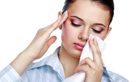 "Di�er 5 solunum yolu enfeksiyonu"  <br>  Mercan, k���n kendisini g�steren di�er solunum yolu enfeksiyonlar�n� ise ��yle s�ralad�: "Larenjit ses teli iltihab� olarak bilinir ve ses k�s�kl��� ile karakterize viral enfeksiyondur. Tedavisinde istirahat ve s�v� t�ketimi d���nda genellikle ilaca gerek yok. Farenjit ise ate�, bo�az a�r�s� ya da yanma gibi �ikayetler ile seyreden viral ve bakteriyel kaynakl� olabilen bo�az enfeksiyonudur. Tonsillit de bademcik enfeksiyonu olarak bilinir, etken genellikle beta mikrobudur. Y�ksek ate�, bo�az a�r�s�, yayg�n v�cut a�r�s� hatta kar�n a�r�s� da g�r�lebilir. �zellikle �ocukluk �a��nda olu�an tonsilitin gelecekte romatizmal kalp hastal�klar� gibi ciddi komplikasyonlara neden olmamas� i�in tedavi edilmesi gerekir.