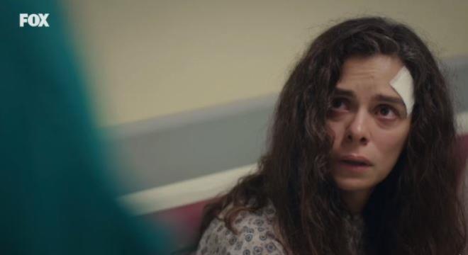 Sarp ya��yor muydu, yoksa �lm�� m�yd�? Bir ters k��e gelecek diye merakla 66. b�l�m�n sonuna kadar izleyenler, Sarp meselesinin sak�z gibi s�nd�r�lece�ini 68. b�l�m fragman� yay�nlan�nca anlad�.    Sarp?�n solunumu durdu, m�dahale edildi,bu s�rada �ld���n� sanan Bahar deliye d�nd�, sanki Sarp �lm�� gibi davrand�