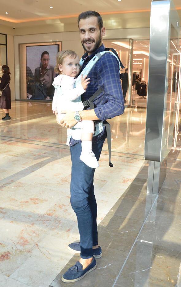 Ei Seda Erdim alveri yaparken, kz Ses?le birlikte onu darda bekleyen Erdim, ?Ses maazalara girmekten holanmyor, onun iin annemizi burada bekliyoruz? dedi.