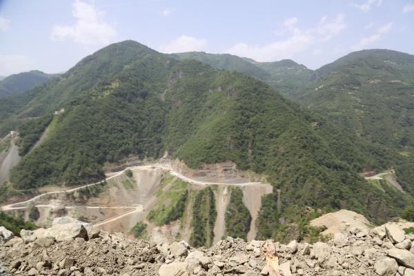 Ordu etabndaki yol projesi kapsamnda, toplam uzunluu 15.1 kilometre olan 25 adet tek tp tnelin yapm tamamlanrken, tnellerin elektromekanik ilerinde de alma yrtlyor.