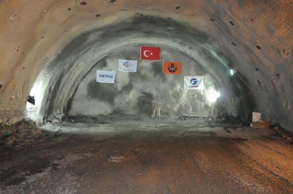 Osmanl Padiah Sultan Abdlaziz dneminde 1875 ylnda ?Dereyolu? olarak gndeme getirilen Karadeniz-Akdeniz Otoyolu Projesi, 2?nci Abdlhamid tarafndan Fransz mhendislere izdirildi. 1929?da dnemin Ordu Valisi Ali Kemal Akst'n temelini att yolda, almalar kesintili ekilde devam etti.