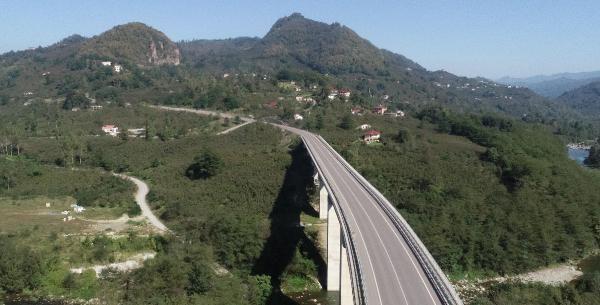 nye Liman'nn konteyner limana dntrleceini de ifade eden Hilmi Gler, "Akdeniz'den rnler konteyner ile gelirse nye Liman'nda dndmz konteyner limanla TIR'lara konulacak veya gemilere yklenecek. Oradan da hedefe ulam olacak.