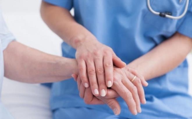 "Kortizon yerinde ve uygun kullanlmal"  <br>  Uzm. Dr. Orhan Eren, "Birok iltihapl romatizmal hastalkta olduu gibi kortizon tedavisi iltihabn alevini sndrerek CRP, sedimantasyon tahlillerini normale getirerek hastann hzla iyilemesini salamak, hastal kontrol altna almak iin ok gerekli elzem bir ilatr ancak uzun dnem tedavide kortizon olmayan ilalarla hastaln kontrol altna alnarak mmknse kortizon tedavisinin kesilmesi uygun olacaktr. ltihapl romatizmal hastalklar ou kez diyabet, hipertansiyon gibi kronik hastalklardr. Anti romatizmal ilalarn etkinlii baladktan sonra hemen ou hastalkta kortizon tedavisinin kademeli olarak kesilmesi planlanr ancak bazen yaam boyu kortizon kullanmamz gereken hastalar olabilmektedir. Bu hastalarda osteoporoza kar D vitamini, kalsiyum destei ve osteopeni varsa bile ostoporoz gibi tedavi ederek nlem alyoruz" dedi.