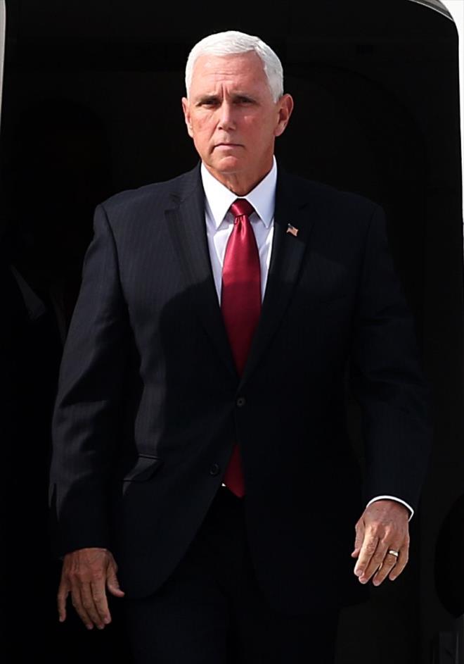 Trump ekibi lkesinde hedefte: Bar Pnar Harekat'na iddetle kar kan ABD gnlerdir atekes teklifi ve terr rgt YPG ile "masaya otur" ars yapyor. Bilindii zere Suriye politikas nedeniyle Demokratlar ve basn tarafndan hedef tahtasna konulan Trump ekibi zor gnler geiriyor.