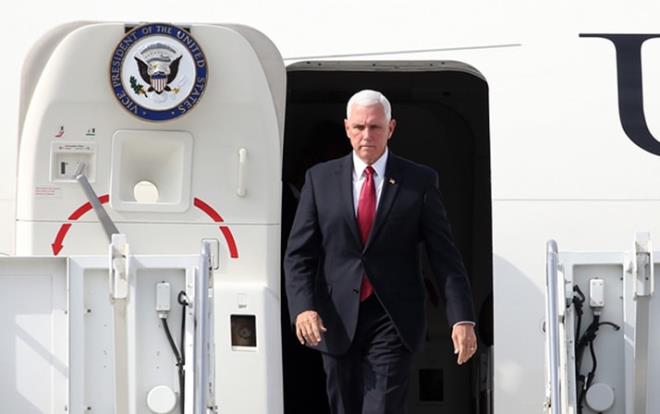 Bar Pnar Harekat ile ilgili Trkiye'ye grmeye gelen ABD Bakan Yardmcs Mike Pence'in, uaktan inerken moralsiz ve gergin hali dikkatlerden kamad.