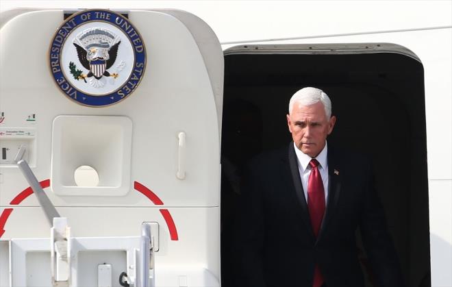 ABD Bakan Yardmcs Mike Pence, Cumhurbakan Recep Tayyip Erdoan ile Suriye konusunu grmek zere Trkiye?ye geldi. Pence ve beraberindeki heyeti Ankara?ya getiren uak 13.15?te Esenboa Havaliman?na indi. Pence'i havalimannda yetkililer karlad.