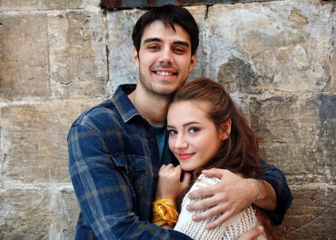 Gvercin'in konusu yle:  <br>  Zlf, ku umaz kervan gemez, dalarn doruklarnda kr bir kuyuda lm beklemektedir. Bir ingene kz gibi yerin yedi kat dibindedir. Zlf, atld bu kuyudan gen bir adam tarafndan kurtarlr. Bir mucize gibi karsna kan Kenan?n kim olduunu rendiinde ise hayatnn okunu yaar.    Kuyunun banda beklemekte olan Kenan, akam gneinin kzll altnda, gzelliiyle dillere destan Zlf? grr kuyudan karken. Kenan?n dizlerinin ba zlr, yer ve gk alt ? st olur.    On be yl nce ilenen cinayet yznden etrafa salan kan, o gnden sonra her iki aileye de bulaacaktr. Ta ki bir gn ak gelip, her eyi temizleyene dek