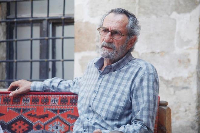 Ynetmen koltuunda Altan Dnmez?in oturduu dizinin senaryosunu Halil zer kaleme alyor.