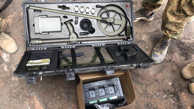 Bar Pnar Harekat kapsamnda Suriye-Trkiye snrndaki Rasulayn'da terristlere ynelik devam eden operasyonlarda iledeki en byk silah deposu bulunarak, arama tarama almalar srasnda ok sayda mhimmat ele geirildi.    <br> Trkiye'nin gney snrnda oluturulmaya allan terr koridorunu yok etmek, blgeye bar ve huzur getirmek amacyla Trk Silahl Kuvvetlerince (TSK) balatlan Bar Pnar Harekat 9. gnnde sryor.