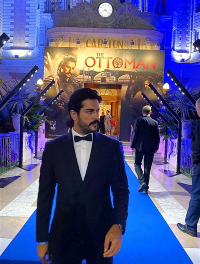 Tantm videosuyla tm dikkatleri zerine eken dizi, Trkiye'den nce Cannes'da basnn karsna kt.