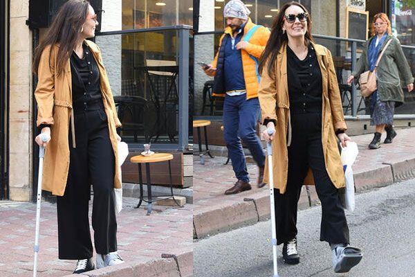 Getiimiz gn kameralara yakalanan Melisa Szen, ayak kemiinde dem olutuunu belirterek, "Bu ekilde tedavi uyguland. Maalesef krk tedavisi gibi zor, biraz daha tuttuktan sonra kartacam" diyerek sevenlerini bilgilendirdi.