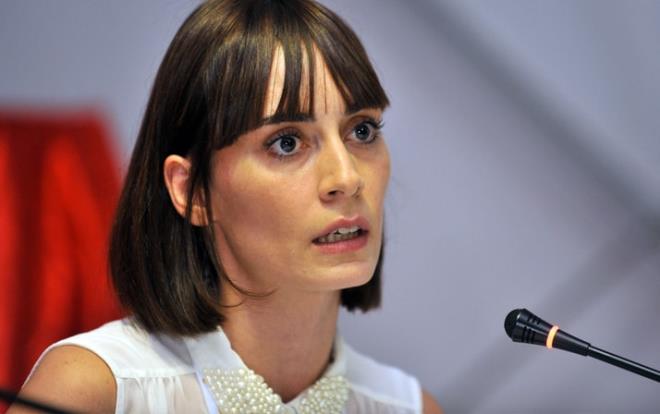 Alef adl internet dizisiyle sevenlerinin karsna kmaya hazrlanan Melisa Szen, 'zorluk ekiyorum' diyerek ayandaki rahatszlktan bahsetti.