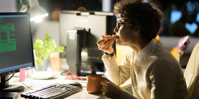 Fazla tketime neden olan kontrolsz yemek yeme ve duygusal yemek yemeden kurtulmak iin davran deiikliinin art olduunu syleyen Merve z yle konutu: ?Bu nedenle, alan yetikinlere sunulan kilo kayb programlar ve kilo ynetimi programlar i ykn ve yorgunluu deerlendirmek ve davransal terapi yoluyla yksek i ykn veya yorgunluu ele alabilen yollar iermelidir.?