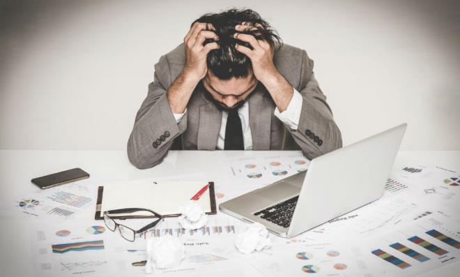 Tkenmilik, kiinin hem i hem de gnlk yaamna olumsuz ynde etkilenmesine neden olarak kilo almay tetikliyor. Uzmanlar tkenmiliin neden olduu i yk ve bitkinliin kontrolsz ve duygusal beslenmeyi tetiklediini, bunun da doal olarak kilo kontroln zorlatrdn sylyor.