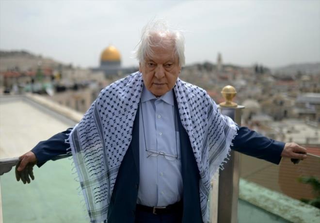 Pakdil, 27 Mart 2015'te Kubbet-s-Sahra nnde fotoraf ektirdi.