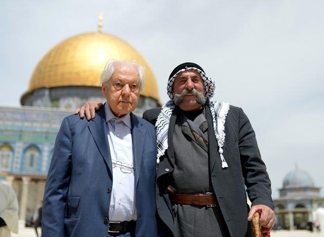 Yazarl boyunca 16 mstear isim kullanan Nuri Pakdil'in en ok tercih ettii ise "Ebubekir Sonumut" olmutur.