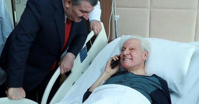 Lise eitiminin ardndan stanbul niversitesi Hukuk Fakltesi'ni bitirdi. lk almalarn, iir ve deneme trlerinde memleketinde "Demokrasiye Hizmet" gazetesinde yaymlad. Lisedeyken "Hamle" adnda bir dergi kard. stanbul'da bir haftalk dergide sanat sayfalar dzenledi.    Fotoraf: Salk Bakan Fahrettin Koca, yry yaparken den ve kala kemii krlan yazar ve mtefekkir Nuri Pakdil'i tedavi grd Ankara ehir Hastanesi'nde ziyaret etmiti.