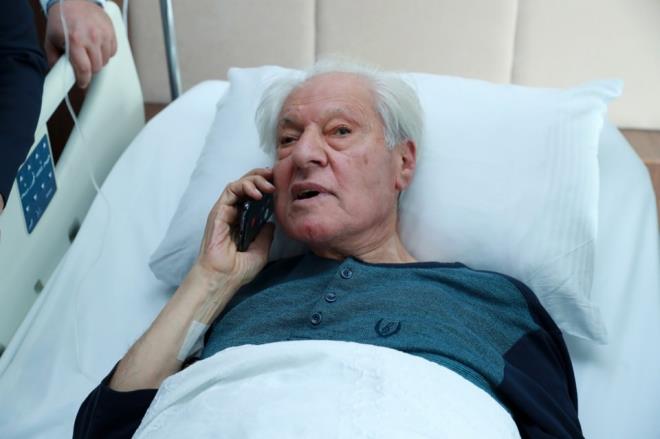 1969 ylnda "Edebiyat" dergisini ve 1972'de Edebiyat Dergisi Yaynlar'n kurdu. Edebiyat Dergisi Yaynlar'nn ilk kitab Bat Notlar'dr. Edebiyat dergisi, kimi aralklarla uzun yllar srdrd yaynna, Aralk 1984'te ara verdi. Edebiyat Dergisi Yaynlar, 1972-1984 yllar arasnda 18'i Nuri Pakdil imzasn tayan, 45 kitap yaymlad.  <br>       Fotoraf: Bakan Koca, ziyaret srasnda Pakdil'i Cumhurbakan Recep Tayyip Erdoan ile telefonda grtrmt.