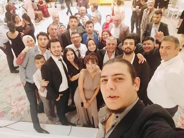 KARDENE DN JEST YAPTI    Oyuncu, 12 Ekim'deki doum gnnde gerekleen dnn tm masraflarn stlenmekle kalmad; gece boyunca da akrabalaryla halay ekip gbek att. Akyrek'in elenceli anlar da sosyal medyaya yansd.