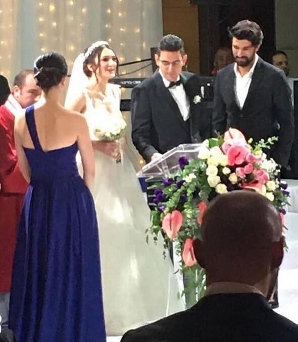 Baarl oyunculuunun yan sra mtevaz tavrlaryla da takdir toplayan Engin Akyrek, getiimiz gn evlenen kardeinin en mutlu gnnde ev sahiplii yapt.